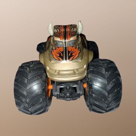 Hot Wheels Monster Jam Gold Steer Clear Diecast Monster Truck 1:64 B23 - Picture 3 of 9
